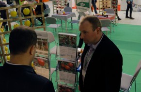 Jan Kozerski podczas rozmów z sadownikami